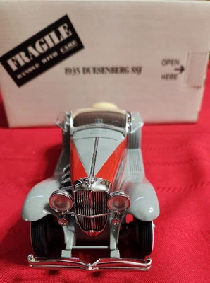 Danbury Mint 1:24 scale 1935 Duesenberg SSJ Convertible - Image 1 of 4