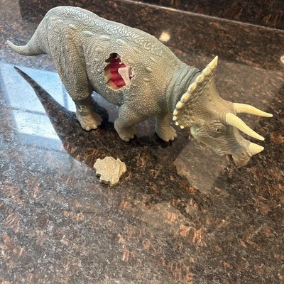 Figura Kenner Triceratops JP08 con pieza herida dañada Parque Jurásico 1993 Foto 1 de 4
