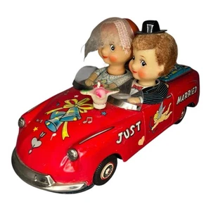 Rare VTG 1950's Kissing Couple Just Married Tin Toy Car Japan Amico - Untested - Picture 1 of 10