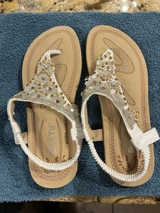 Sandalen Damengröße 7 roségoldene flache Lederschuhe UVP 62 $ - Bild 1 von 2