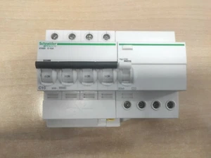 Interruttore e blocco differenziale 4P 10A 10KA C 4M 0,03A AC A9Q41440 A9F89410 - Foto 1 di 4