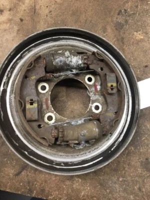 Conjunto de placa de freno de tambor delantero izquierdo honda rubicon 500  Foto 1 de 3