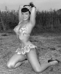 BETTIE PAGE ~ RISQUE ~ VERY BEAUTIFUL PIN UP! ~ VERY NICE PHOTO 8 X 10! F3 - Picture 1 of 4