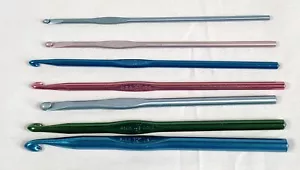 Lotto vintage di 7 ganci all'uncinetto misti Boye Susan Bates realizzati in USA D F G H I J K - Foto 1 di 4