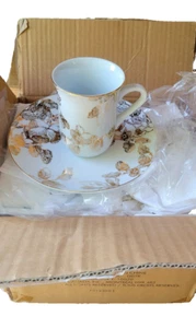 Vintage 2007 Avon Expressions Gold Elegance Desert Plates and Mugs Set of 4 NIB - Picture 1 of 1