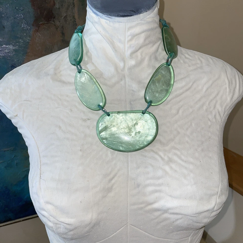 Collar llamativo de cuero de resina verde Style & Co de colección Foto 1 de 4