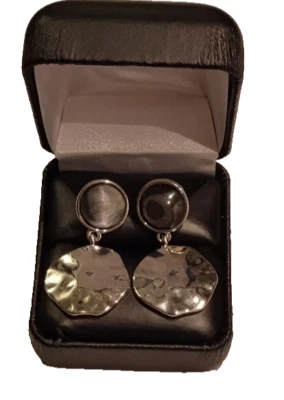 Pendientes colgantes/colgantes grises de piedra sintética tono plata longitud 1,5" nuevos con etiquetas Foto 1 de 2