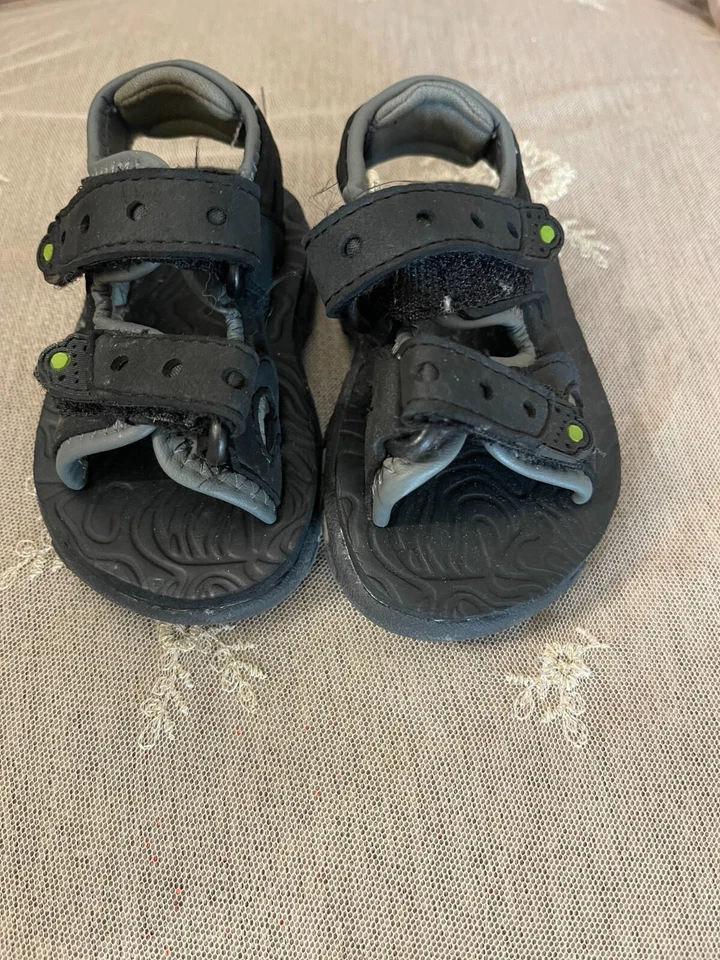 Sandalias Baby Connection negras y grises para niños pequeños talla 4 Foto 1 de 4