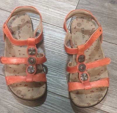 Sandalias artísticas Taos 6 Prize 4 cuero naranja quemado medallón cómodas con tiras Foto 1 de 4