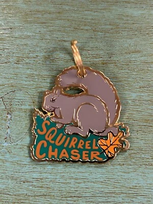 Dije de collar de perro “Squirrel Chaser” esmaltado y latón 29673 Foto 1 de 2