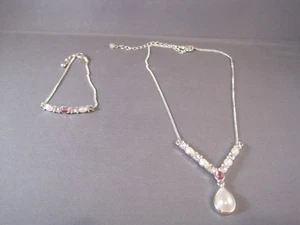 COLLANA E BRACCIALE GIOIELLO MARCATO "SHA" OVALE PERLA E PIETRA ROSA GOCCIA SCOLLO A V - Foto 1 di 11