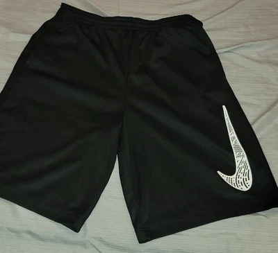 Pantalones cortos de baloncesto Nike negros XL para niños Foto 1 de 2