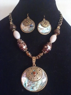 JUEGO DE COLLAR Y PENDIENTES COLGANTE DE CRISTAL ABULÓN LAURA ASHLEY Foto 1 de 4