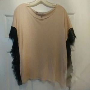 Blusa Jennifer Lopez Carne con Acento de Encaje Negro - Imagen 1 de 5