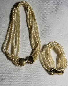 Set collana e bracciale Trifari perle finte chiusura fiocco SeaShell gioielli vintage - Foto 1 di 21