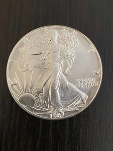 AMERICAN SILVER EAGLE DOLLAR 1987 - Uncirculated with 1 troy oz. .999 Silver - Picture 1 of 2