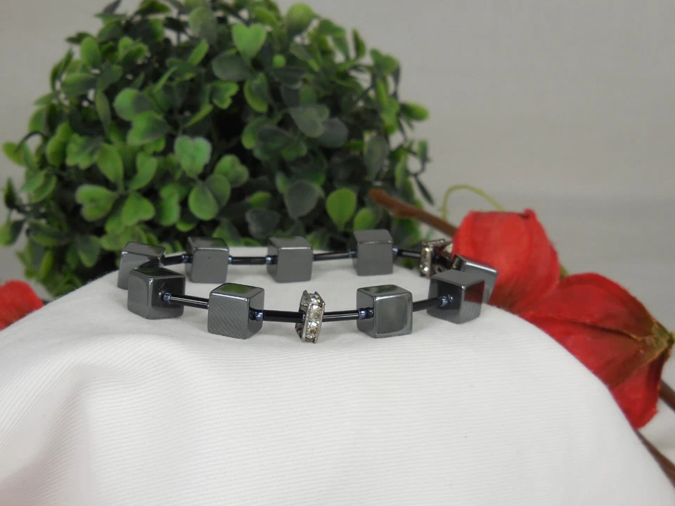 Armband aus feinen HÄMATIT-Würfeln 8 mm+ Strass-Quadrate UNIKAT. 246.16 - Bild 1 von 1