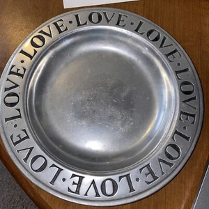 Plato de peltre Wilton Columbia PA "amor amor amor amor".  9,25 ancho - Imagen 1 de 5