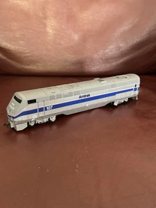 Walthers Trainline HO Amtrak P42 Genesis #107 – Phase IVb Silver/Blue Stripe - Picture 1 of 8