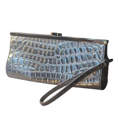 Bolso sin asas New Look elegante plateado brillante efecto cocodrilo noche muñeca cartera Foto 1 de 4
