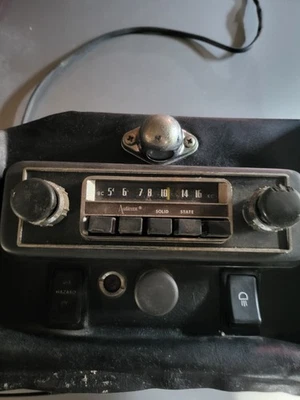 MG MGB 1968-71 • Radio original y consola central.  Foto 1 de 2