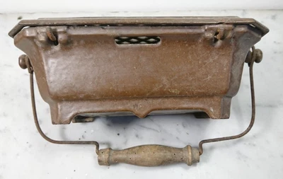 Ancienne chaufferette à braises en fonte poignée bois - Photo 1/4