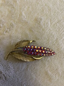 Vintage Sarah Conventry Brooch Gold toned leves with pink borealis rhinestones - Picture 1 of 3