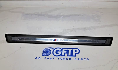 21-25 BMW G82 M4 OEM PLACA DE ALFÉIZAR DE PUERTA CON LOGOTIPO DERECHA IZQUIERDA 8075024-06 IZQUIERDA O DERECHA Foto 1 de 4