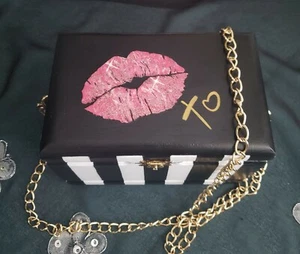 XO ROSA GLITZER LIPPEN GELDBÖRSE SCHWARZ WEISS STREIFEN GOLD KETTE Unikat - Bild 1 von 12