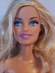 BARBIE MATTEL FASHIONISTAS CHIC BOUTIQUE 2009 BAMBOLA T7442 BIONDI DOLL BLONDE - Imagen 1 de 5
