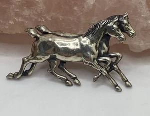 VINTAGE STERLING SILVER 925 RUNNING HORSES PIN BROOCH - Picture 1 of 3