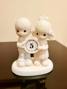 Precious Moments Figurine Collectible Boy and Girl Holding 5th Anniversary Plate - Bild 1 von 9