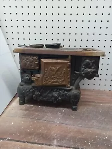 ANTIQUE MINIATURE CAST IRON STOVE WITH PANS, COVERS 10 x 7.5 x 6 - Picture 1 of 7