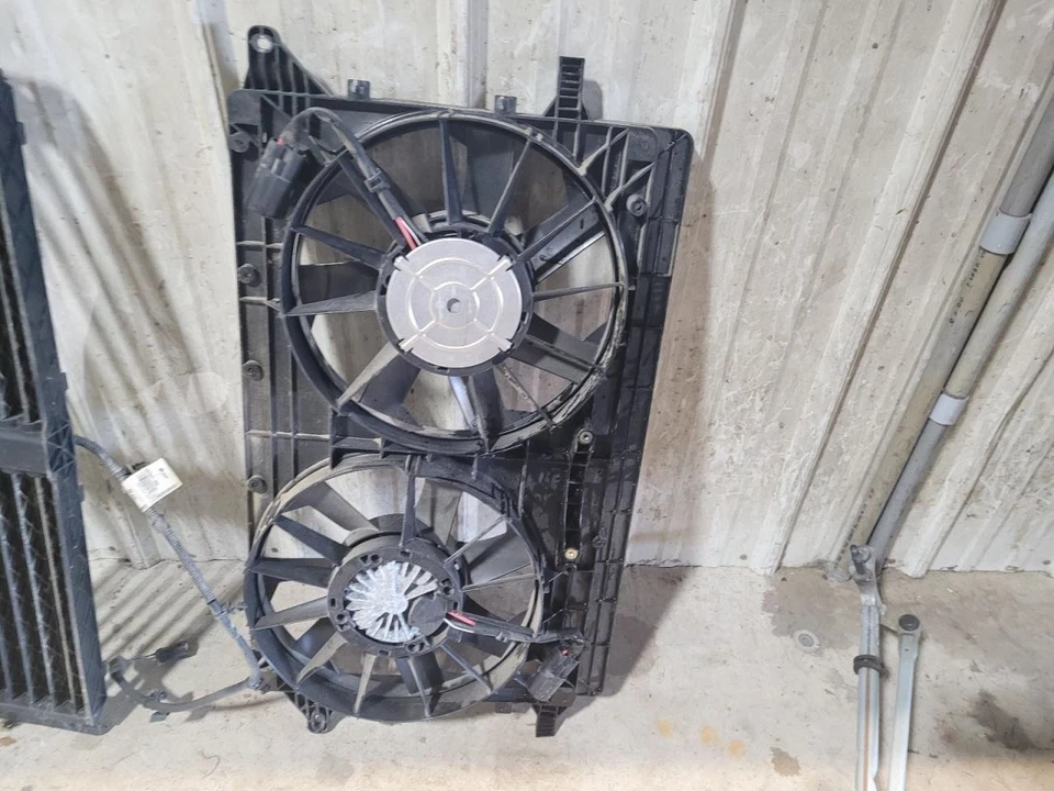 Radiator Fan Motor Fits 16-19 VOLT 2055772 Foto 1 de 4