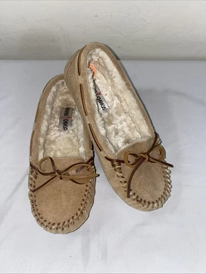 NUEVAS Zapatillas Mocasín Minnetonka Cally Talla 7M Para Mujer Cuero Tostado Sin Cordones Piel Sintética Foto 1 de 4