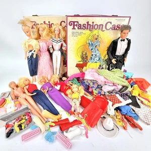 Enorme lotto di bambole Barbie vintage anni 60 Mattel vestiti scarpe stivali custodia - Foto 1 di 24
