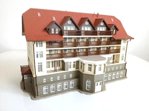 Vollmer - Schwarzwaldklinik Krankenhaus - 27757 - H0  Gebäude Häuser  --- CG 680 - Bild 1 von 10