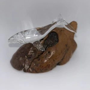 Mundgeblasener Buckelwal aus Glas auf Wurzelholz Skulptur - Bild 1 von 5