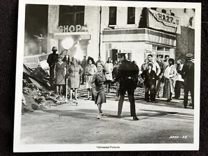 Película universal 1974 "Terremoto" Orig. Foto de prensa actriz: Monica Lewis - Imagen 1 de 2