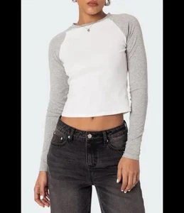 Edikted Raya Langarm Crop Baumwolle Baseball T-Shirt weiß grau - Bild 1 von 5