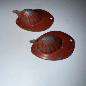 Cappello elmetto pompiere metallo ciondolo premio Cracker Jack Gumball vintage 2 - Foto 1 di 4