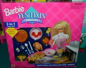 NRFB 1995 RARE BARBIE DOLL FUN FIXIN" TURKEY DINNER 3-IN-1 SET PIE SALT SHAKER + - Bild 1 von 3