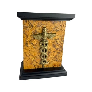 Sujetalibros vintage Caduceus imitación madera burl latón emblema caduceo símbolo médico - Imagen 1 de 11
