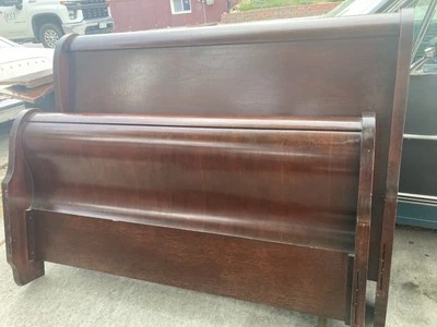 Beautiful Cherry Veneer Queen Size Sleigh Bed – BEAUTIFUL FINISH – GREAT STYLE - Image 1 of 3