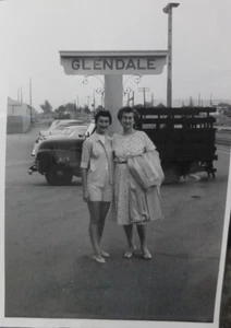 Vintage Foto Glendale Schild mit zwei Frauen 50er Jahre - Bild 1 von 3