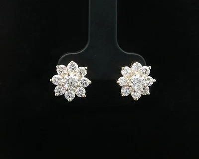Aretes redondos de oro amarillo de 14 k con racimo de diamantes de 1,84 quilates con flores Foto 1 de 4