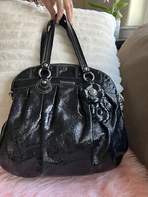 Bolso cubo Coach Poppy de charol negro con calcomanías de flores 16491 Foto 1 de 4