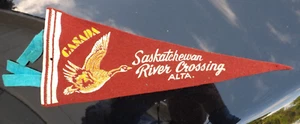 VINTAGE 1960s SASKATCHEWAN RIVER CROSSING ALBERTA CANADA PENNANT IN BANFF PARK - Picture 1 of 3