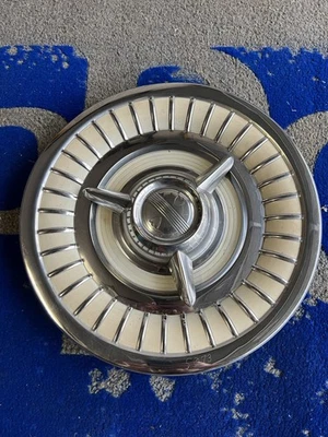 1958 Oldsmobile Fiesta Dynamic Eighty Eight Ninety Eight Rocket Holiday Hubcap - Image 1 of 4