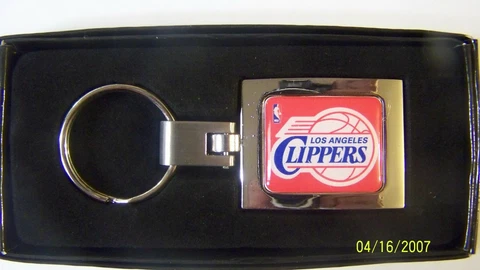 NBA - LOS ANGELES CLIPPERS PREMIUM METAL DOMED KEY CHAIN New Cover